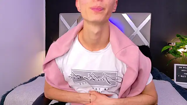 Snapshot of Ithan_Skin chatting on December 16, 1:37 pm Ithan Skin online show from December 16, 1:37 pm