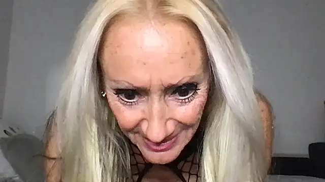 siennadiamond online show from May 12, 8:37 pm