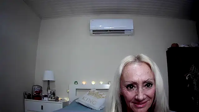 siennadiamond online show from May 28, 3:18 pm