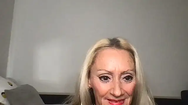 siennadiamond online show from May 9, 3:26 pm
