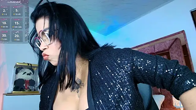 Snapshot of opalo_youns chatting on December 16, 1:54 am opalo youns online show from December 16, 1:54 am