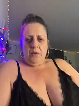 Snapshot of MistressVee chatting on December 18, 4:50 am MistressVee online show from December 18, 4:50 am