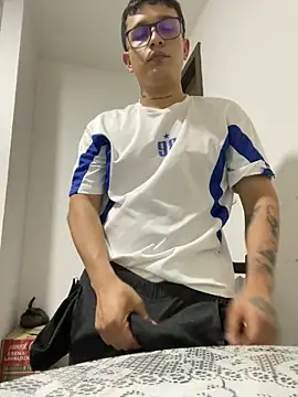 Snapshot of Andyhotsohw chatting on December 16, 6:50 am Andyhotsohw online show from December 16, 6:50 am