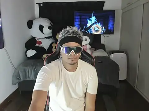 Snapshot of Hotlatinboy_20 chatting on December 16, 9:24 am Hotlatinboy 20 online show from December 16, 9:24 am