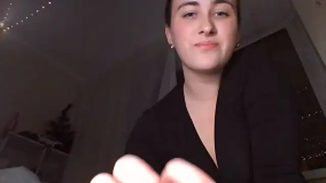 Snapshot of moonhigl chatting on December 17, 6:24 pm moonhigl online show from December 17, 6:24 pm