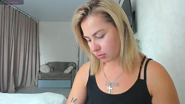 Roxi Joy online show from May 26, 10:24 am