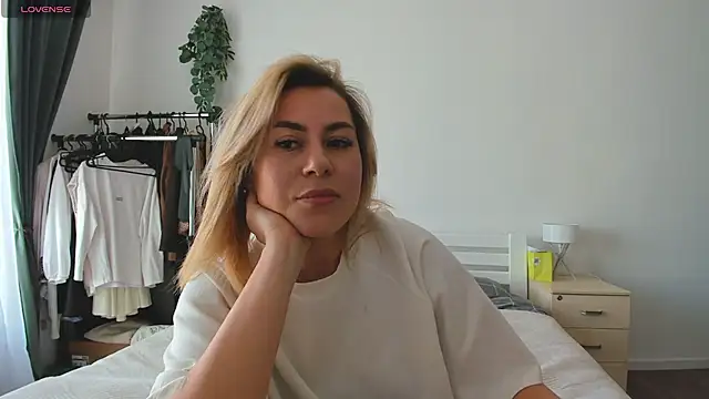 Roxi Joy online show from February 20, 1:24 pm