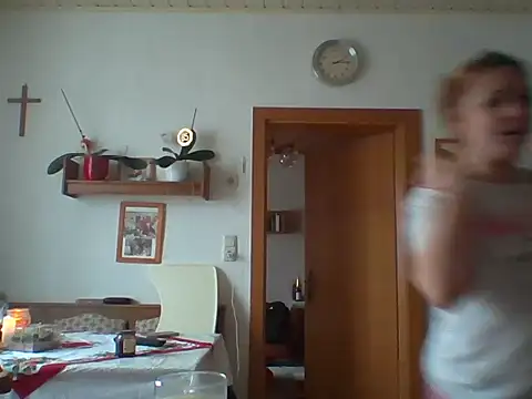 Snapshot of sunfL0VER chatting on December 16, 1:15 pm sunfL0VER online show from December 16, 1:15 pm