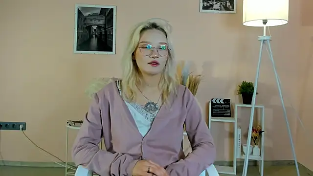 Snapshot of AdelinaMaddalena chatting on December 18, 12:31 pm AdelinaMaddalena online show from December 18, 12:31 pm