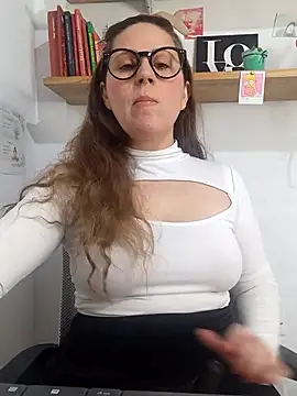 Snapshot of SofiEsteves chatting on May 1, 3:06 pm SofiEsteves online show from May 1, 3:06 pm