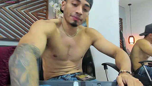 Snapshot of Ares_Stone chatting on December 18, 11:36 am Ares Stone online show from December 18, 11:36 am