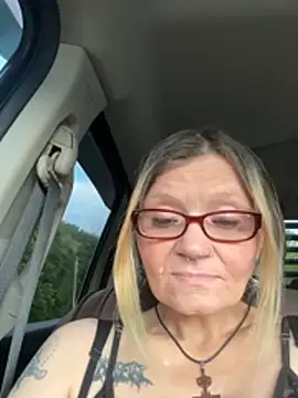 lindzybella online show from May 15, 11:25 pm