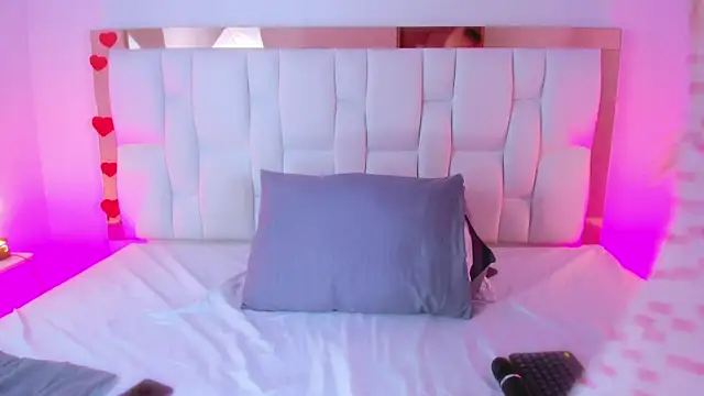 CamilleJuicy  online show from April 5, 12:45 pm