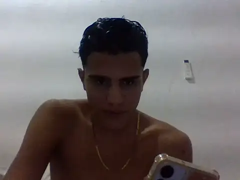 Snapshot of ares2005bb chatting on January 15, 4:05 am ares2005bb online show from January 15, 4:05 am