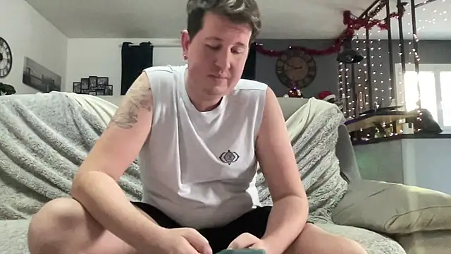 Snapshot of Gwenn-8231 chatting on December 18, 11:25 am Gwenn-8231 online show from December 18, 11:25 am