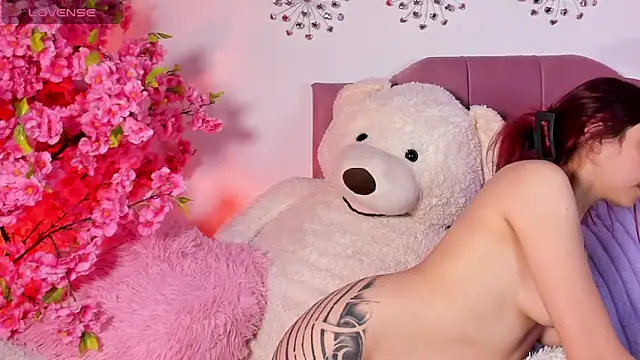 Snapshot of Nickie_reed_ chatting on April 21, 2:51 am Nickie reed online show from April 21, 2:51 am