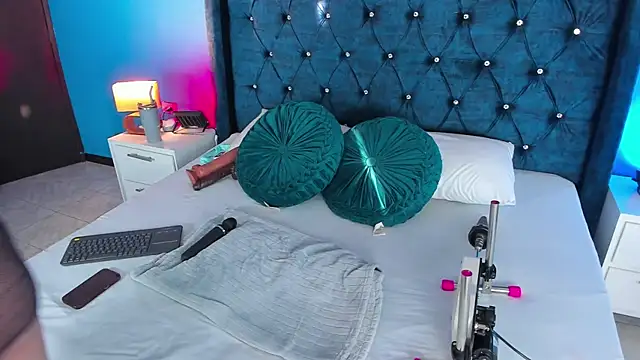 Issa Clark01 online show from April 9, 10:05 pm