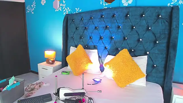 Issa Clark01 online show from February 9, 8:51 pm