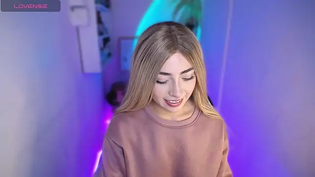 Snapshot of channel_blondee chatting on February 6, 9:55 pm channel blondee online show from February 6, 9:55 pm