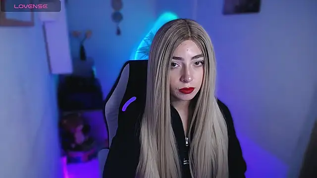 Snapshot of channel_blondee chatting on March 12, 10:25 pm channel blondee online show from March 12, 10:25 pm