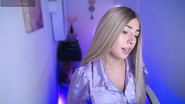 Snapshot of channel_blondee chatting on March 11, 8:36 pm channel blondee online show from March 11, 8:36 pm