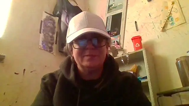 Snapshot of becky1111 chatting on April 20, 2:07 pm becky1111 online show from April 20, 2:07 pm