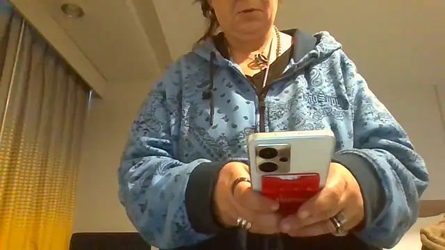 Snapshot of becky1111 chatting on April 17, 1:36 pm becky1111 online show from April 17, 1:36 pm
