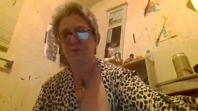Snapshot of becky1111 chatting on April 10, 10:00 am becky1111 online show from April 10, 10:00 am