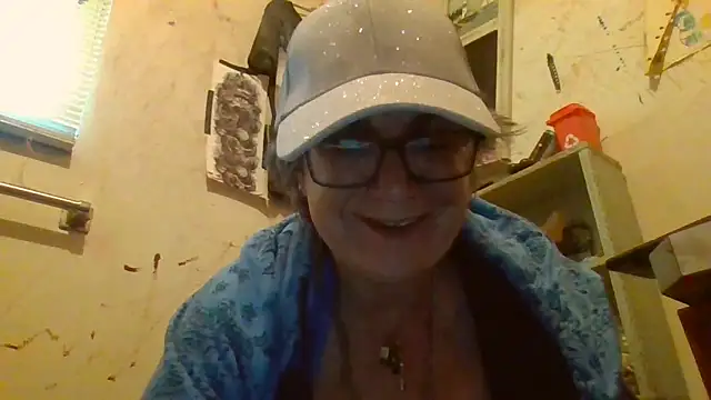 Snapshot of becky1111 chatting on April 24, 12:45 am becky1111 online show from April 24, 12:45 am