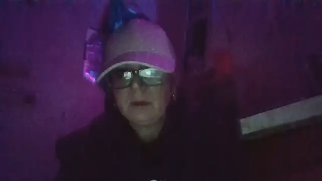 Snapshot of becky1111 chatting on April 19, 10:38 am becky1111 online show from April 19, 10:38 am