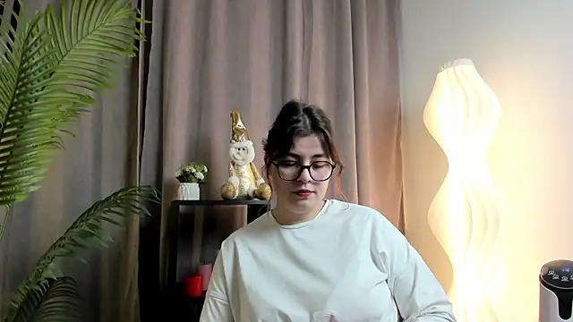 Snapshot of SuzieAllery chatting on December 18, 10:30 am SuzieAllery online show from December 18, 10:30 am