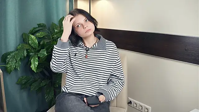 Snapshot of LurleneRanft chatting on December 18, 8:41 am LurleneRanft online show from December 18, 8:41 am