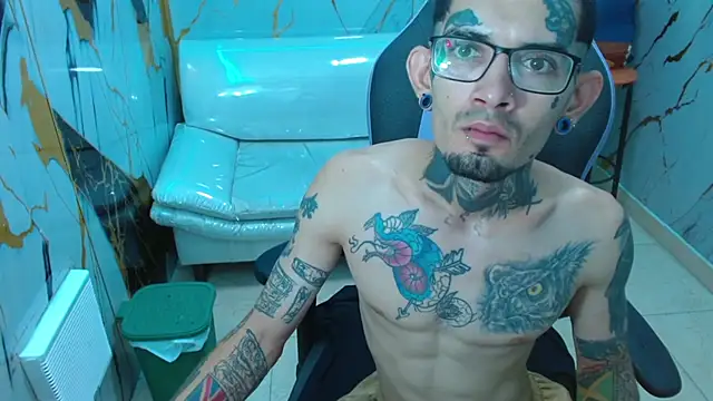 Snapshot of Boy_tatto77 chatting on April 28, 11:47 am Boy tatto77 online show from April 28, 11:47 am