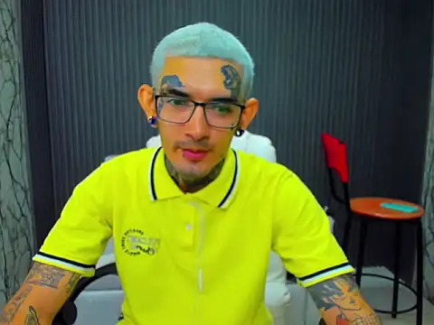 Snapshot of Boy_tatto77 chatting on December 17, 8:25 pm Boy tatto77 online show from December 17, 8:25 pm