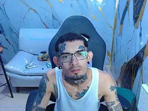 Snapshot of Boy_tatto77 chatting on May 9, 11:35 am Boy tatto77 online show from May 9, 11:35 am