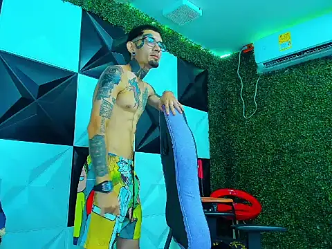Snapshot of Boy_tatto77 chatting on May 30, 12:39 am Boy tatto77 online show from May 30, 12:39 am
