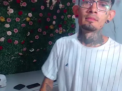 Snapshot of Boy_tatto77 chatting on May 12, 3:40 pm Boy tatto77 online show from May 12, 3:40 pm