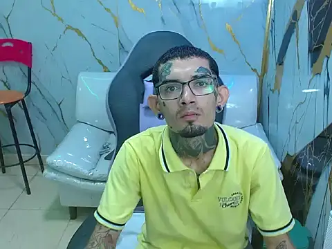 Snapshot of Boy_tatto77 chatting on May 6, 11:47 am Boy tatto77 online show from May 6, 11:47 am