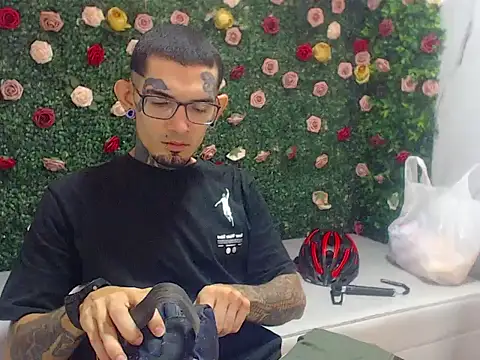 Boy tatto77 online show from July 8, 1:08 am