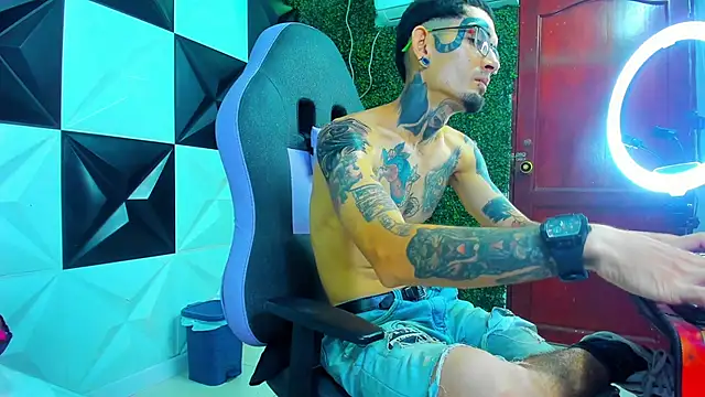 Snapshot of Boy_tatto77 chatting on May 24, 11:32 am Boy tatto77 online show from May 24, 11:32 am