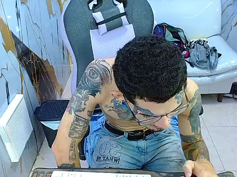 Snapshot of Boy_tatto77 chatting on June 1, 12:27 pm Boy tatto77 online show from June 1, 12:27 pm