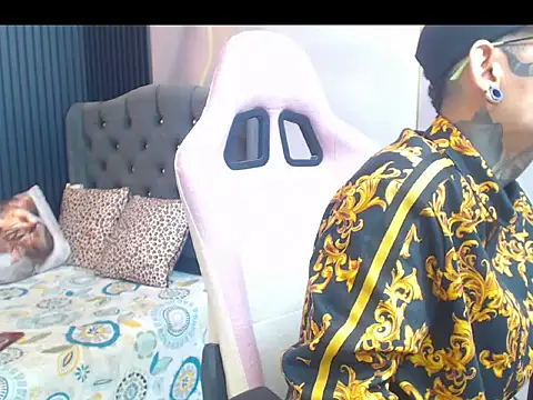 Snapshot of Boy_tatto77 chatting on May 19, 10:39 pm Boy tatto77 online show from May 19, 10:39 pm