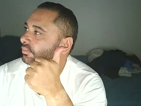 Snapshot of drlluis chatting on January 7, 1:32 am drlluis online show from January 7, 1:32 am