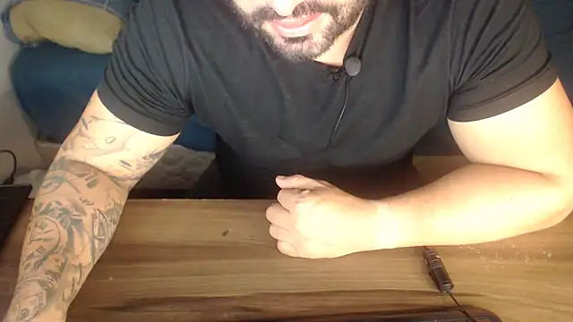 Snapshot of drlluis chatting on February 21, 1:51 am drlluis online show from February 21, 1:51 am