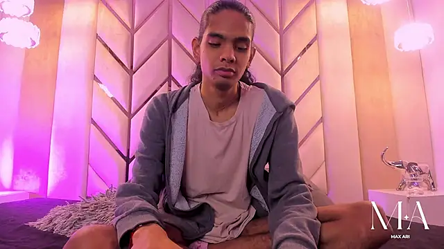 Snapshot of Max_Ari chatting on January 13, 3:43 am Max Ari online show from January 13, 3:43 am