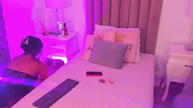 amber  ferrera online show from February 5, 11:39 am