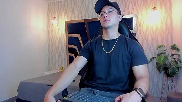 Noah Clarkk online show from March 18, 5:36 pm