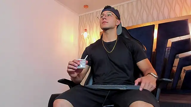 Noah Clarkk online show from April 22, 5:20 pm