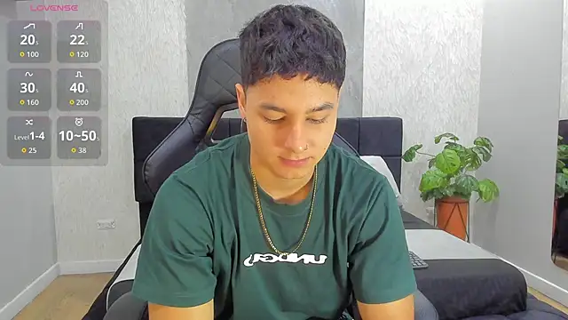 Snapshot of Noah_Clarkk chatting on June 21, 2:56 pm Noah Clarkk online show from June 21, 2:56 pm