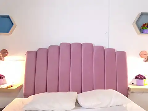 katiamoree online show from January 5, 9:40 pm